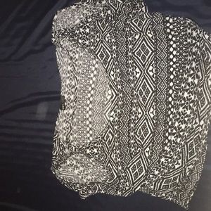 Cropped short sleeve shirt. Opened front